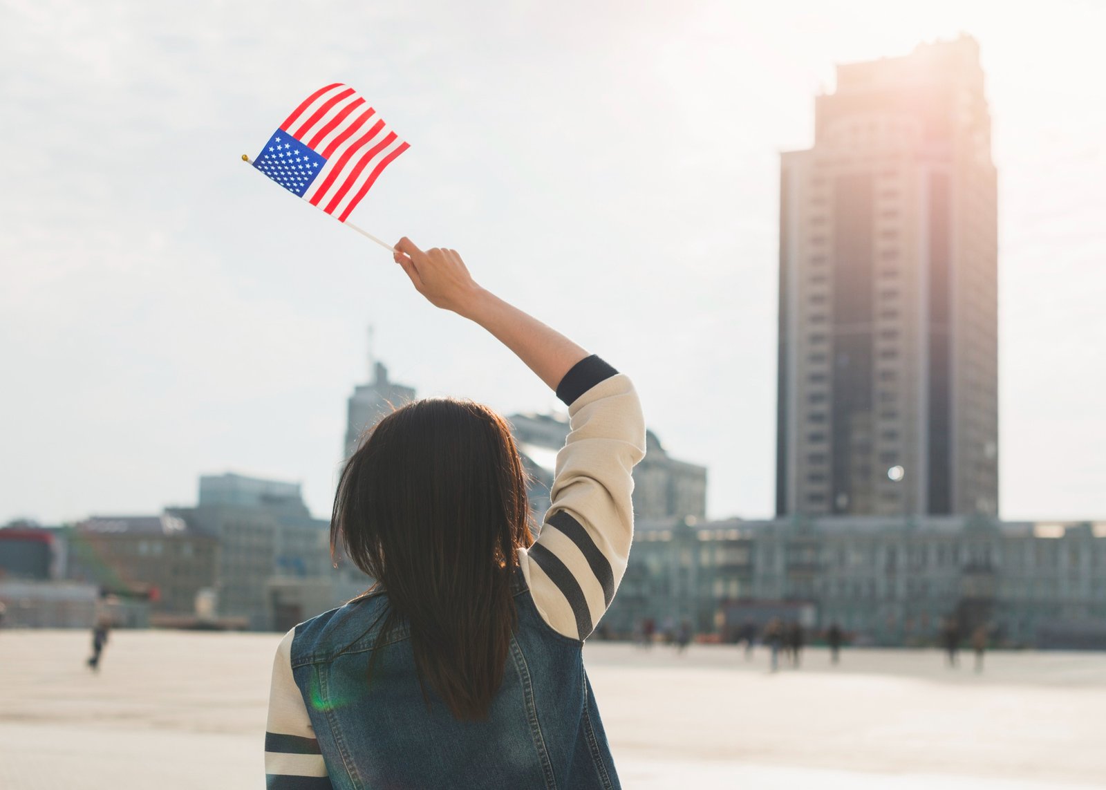 Persona ondeando bandera de Estados Unidos