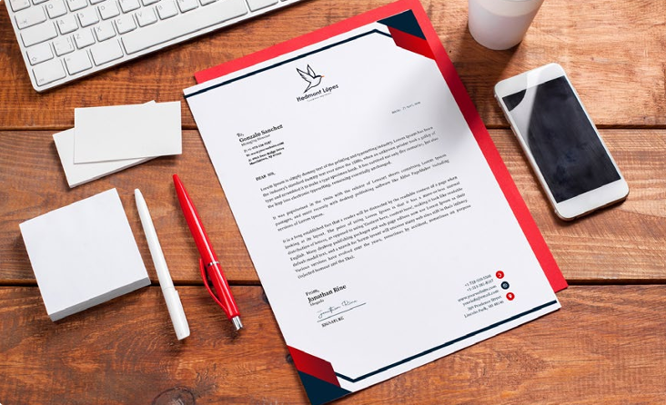 Documento migratorio sobre escritorio